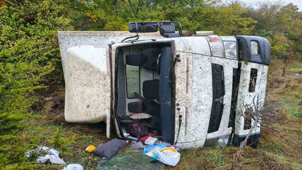 Bilecik&rsquo;te kamyon takla atarak ormanlık alana devrildi: 2 yaralı
