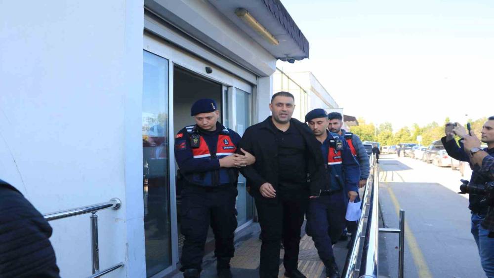 Emrah Kozay sağlık kontrol&uuml;nden ge&ccedil;irilerek jandarmaya g&ouml;t&uuml;r&uuml;ld&uuml;
