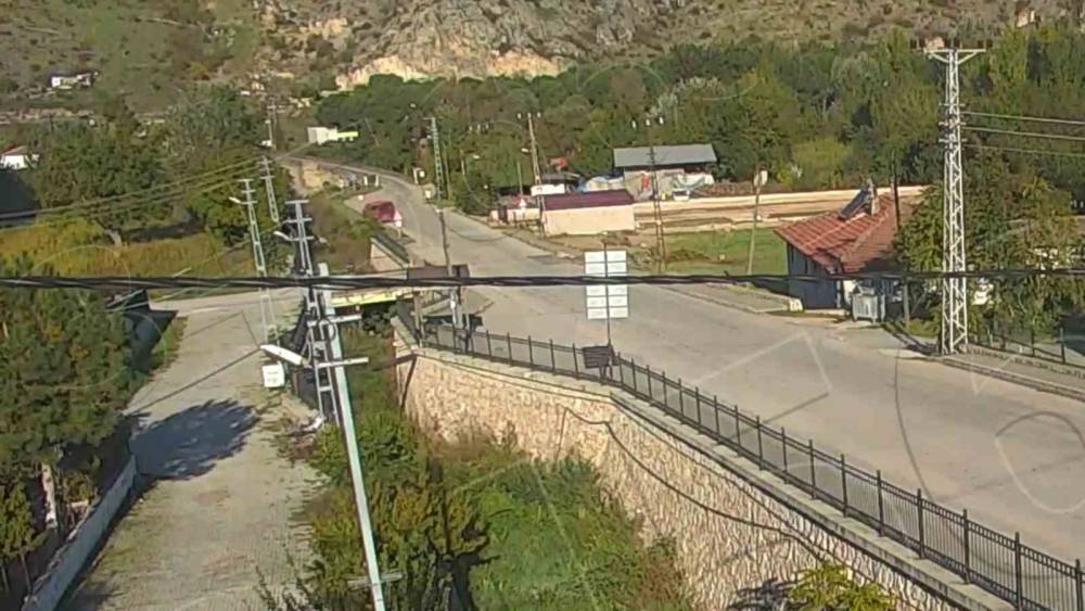 Amasya&rsquo;da minib&uuml;s&uuml;n dereye u&ccedil;tuğu kaza kameraya yansıdı
