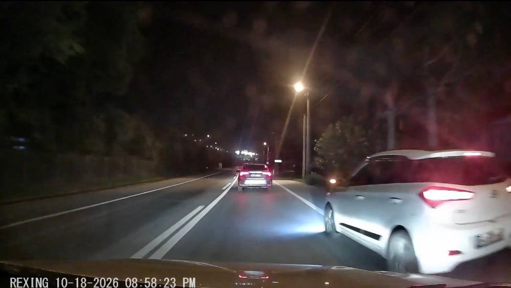 Kazaya davetiye &ccedil;ıkardı: Emniyet şeridinden ilerleyip ara&ccedil;ların arasına daldı
