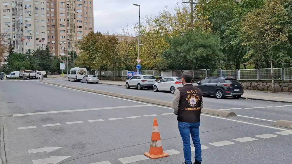 Okul &ouml;nlerinde sıkı denetim: Ataşehir&rsquo;de polisten asayiş ve g&uuml;venlik uygulaması
