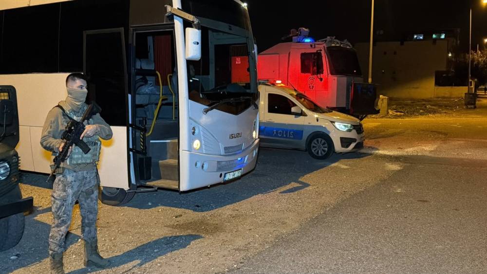 &Ccedil;atışmanın olduğu mahallede g&uuml;venlik &ouml;nlemleri s&uuml;r&uuml;yor
