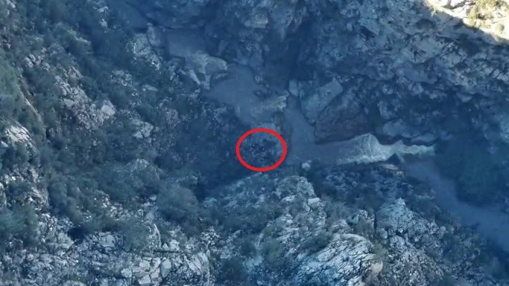 Yazılı Kanyon&rsquo;da mahsur kalıp kurtarılan 3 g&ouml;n&uuml;ll&uuml;n&uuml;n tespit edilme anı dron kamerasına yansıdı
