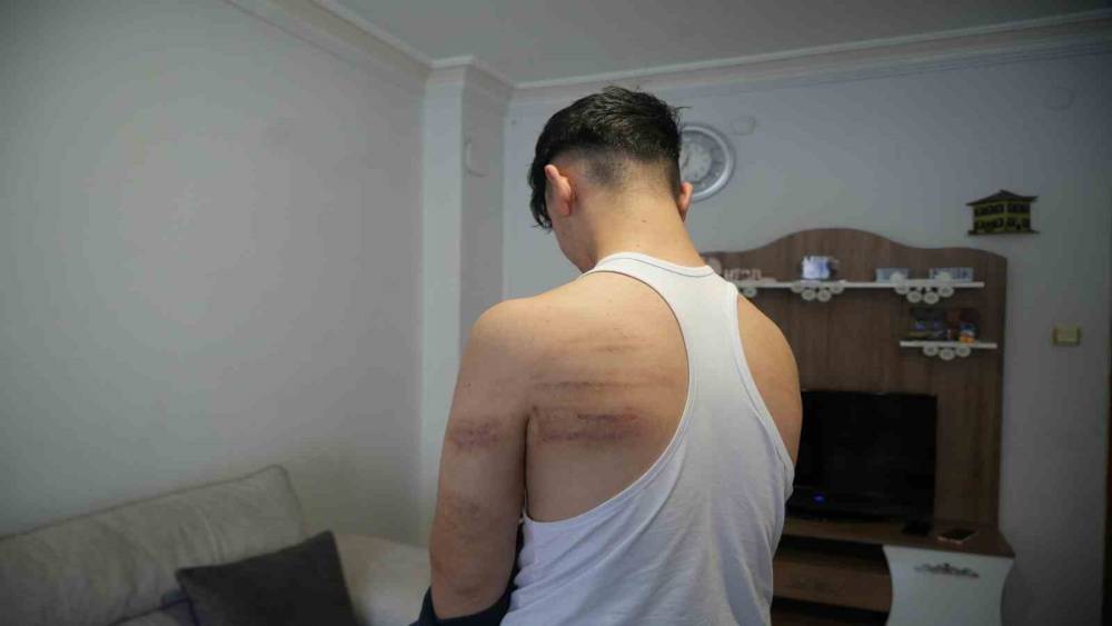 Niğde&rsquo;de 15 yaşındaki berber &ccedil;ırağına darp iddiası: &Ouml;nce d&ouml;vd&uuml;, sonra temizlik yaptırdı
