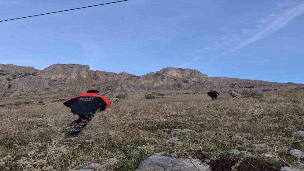 Şırnak&rsquo;ta kayıp işitme engelli gen&ccedil; mağarada bulundu
