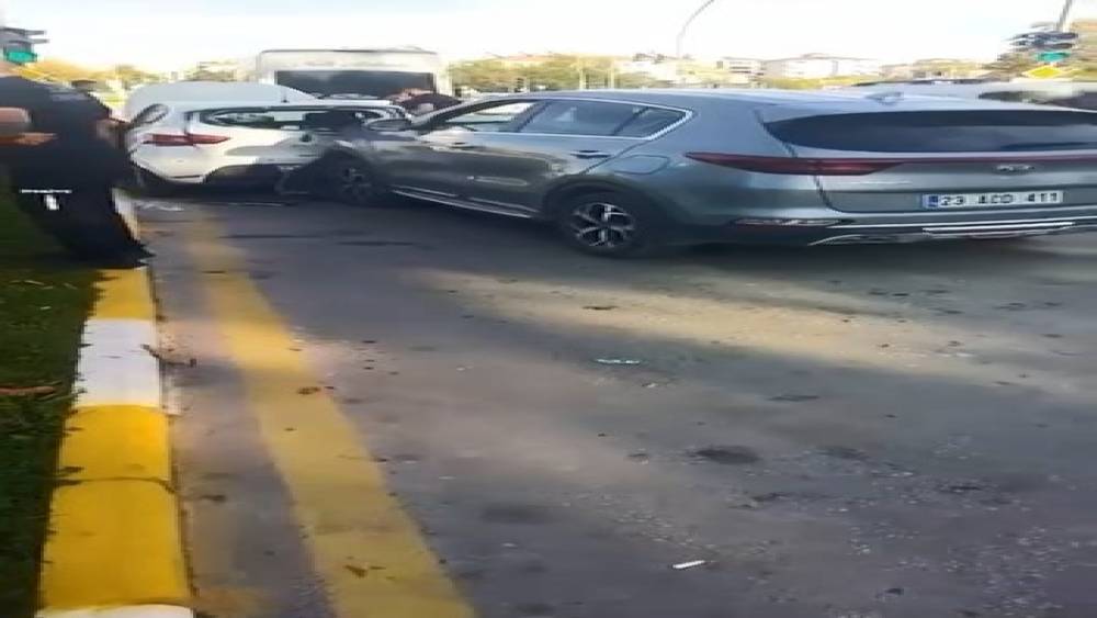 Elazığ&rsquo;da zincirleme trafik kazası: 1 yaralı
