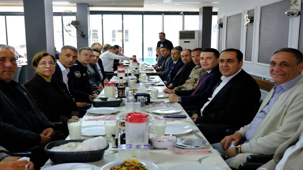 Birecik&rsquo;te muhtarlar onuruna yemek programı d&uuml;zenlendi
