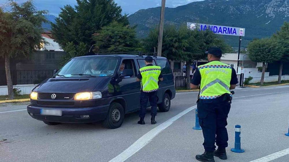 Muğla&rsquo;da Jandarma trafik denetimlerinde 45 s&uuml;r&uuml;c&uuml;n&uuml;n ehliyeti geri alındı
