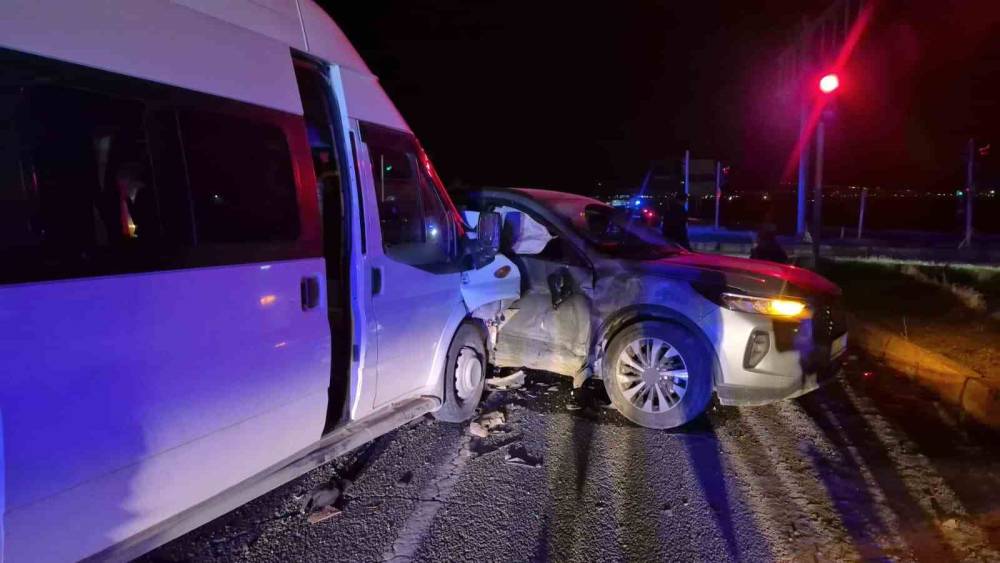 Adıyaman&rsquo;da otomobil ile minib&uuml;s &ccedil;arpıştı: 12 yaralı
