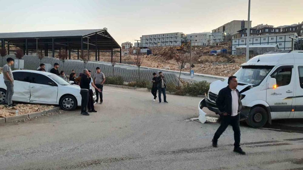 Adıyaman&rsquo;da otomobil minib&uuml;sle &ccedil;arpıştı: 4 yaralı
