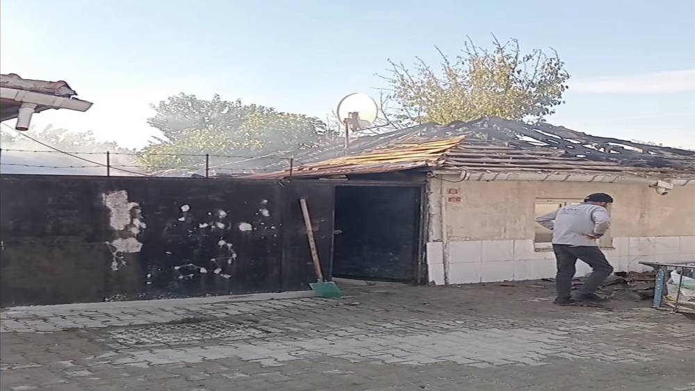 L&uuml;leburgaz&rsquo;da m&uuml;stakil evde korkutan yangın
