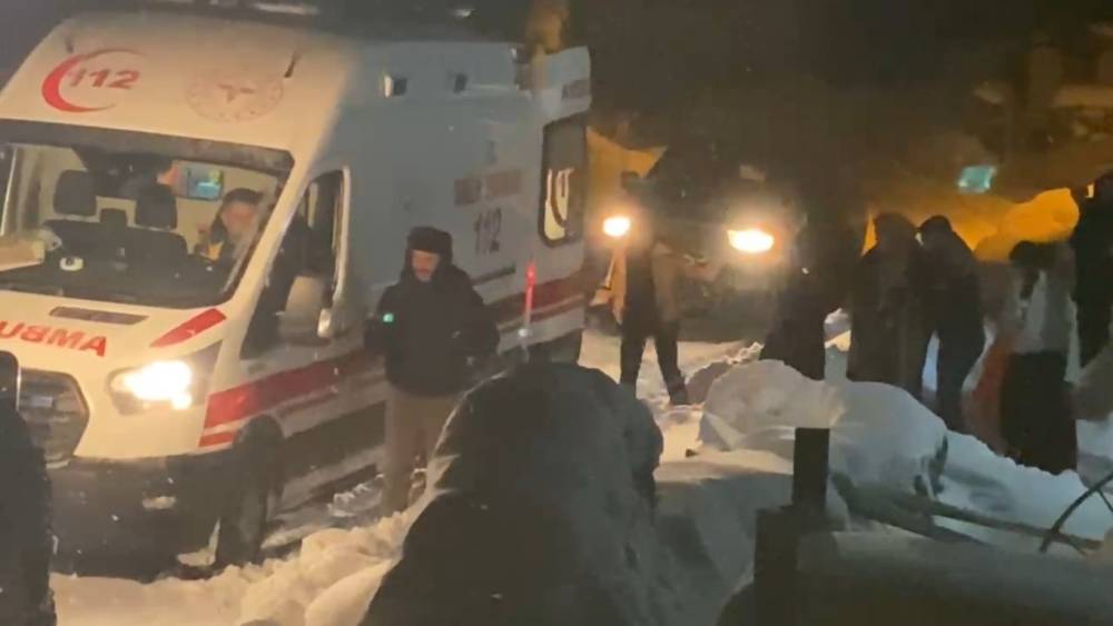 Kars&rsquo;ta hasta kadın i&ccedil;in ekipler karlı yolları aştı
