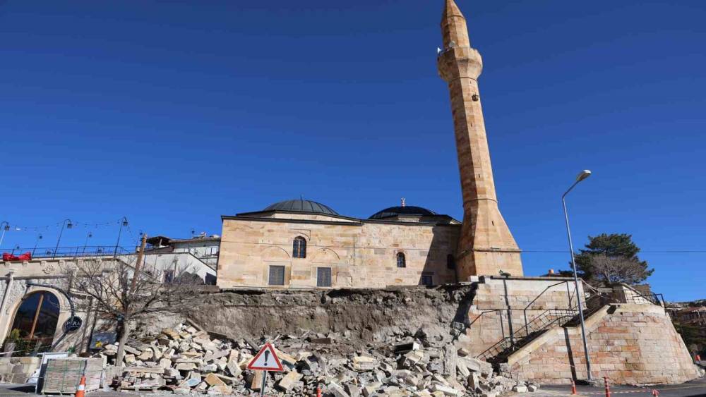 Tarihi caminin istinat duvarı &ccedil;&ouml;kt&uuml;, o anlar kameralara yansıdı
