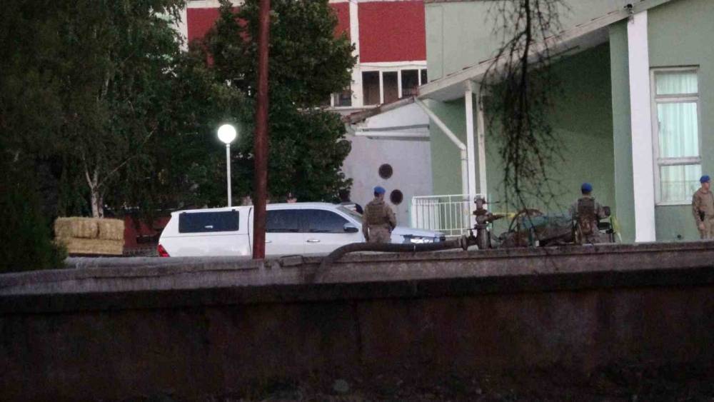 Mesai arkadaşlarını silahla yaralayan &ouml;zel g&uuml;venlik g&ouml;revlisi hakim karşısına &ccedil;ıktı
