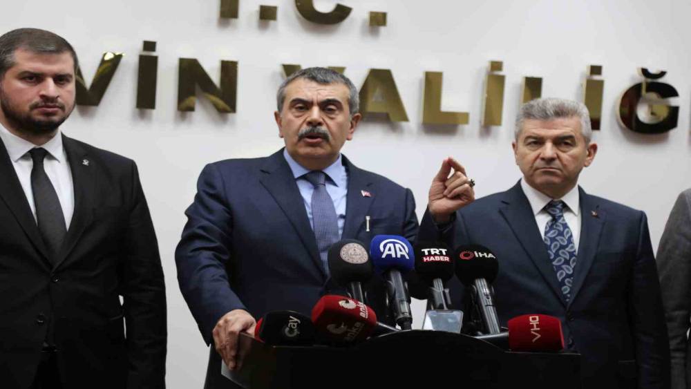 Bakan Tekin: "&Ouml;zg&uuml;r &Ouml;zel kadar midesi geniş değilim"
