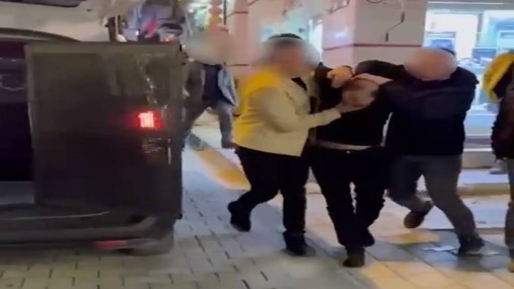 33 yıl hapis cezası ie aranan binbir surat, kurye kılığındaki polislerce yakalandı
