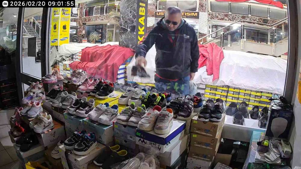 &Ouml;nce beğendi ardından poşete koyup &ccedil;aldı
