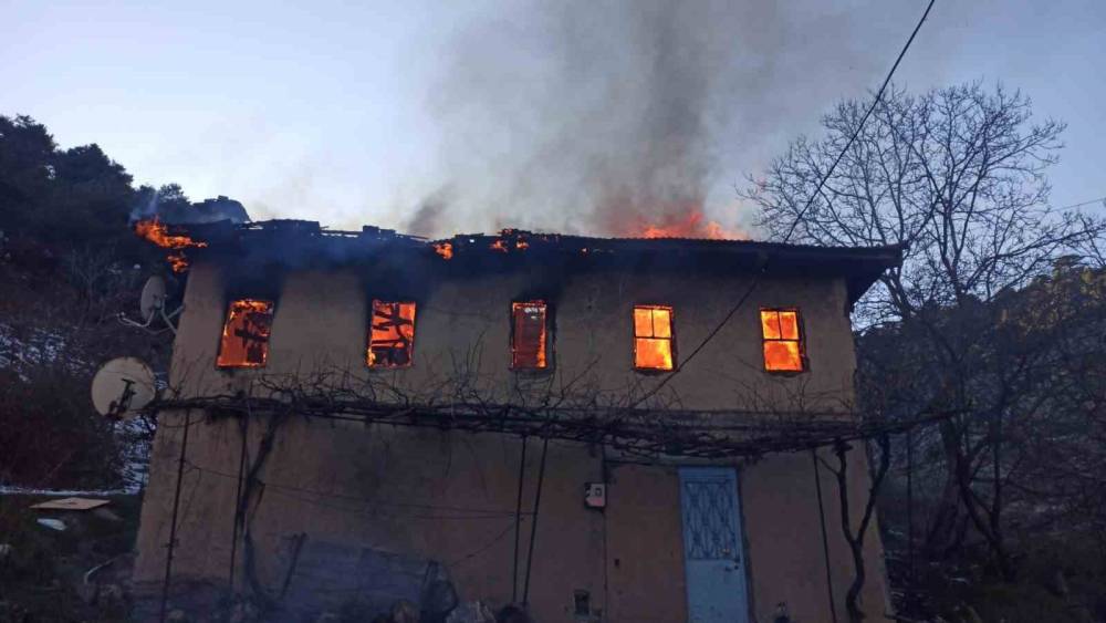 Yaşlı kadın evinde &ccedil;ıkan yangında hayatını kaybetti
