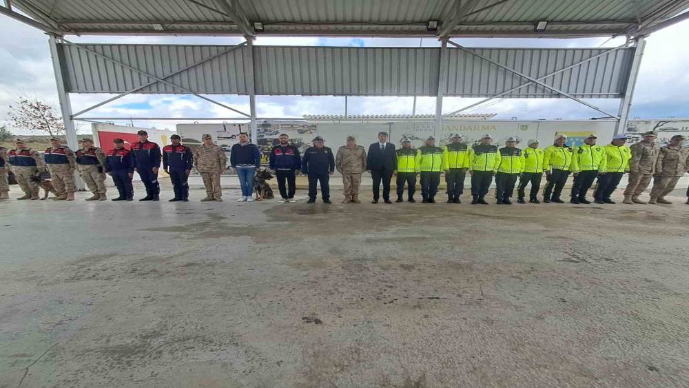 Vali Kalaylı uygulama noktasında g&uuml;venlik g&uuml;&ccedil;leri ve vatandaşlarla bayramlaştı
