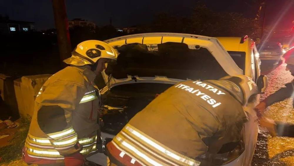 Defne&rsquo;de aracın motorunda yangın &ccedil;ıktı
