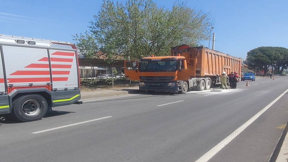 Bayındır&rsquo;da atık taşıma kamyonu alev aldı
