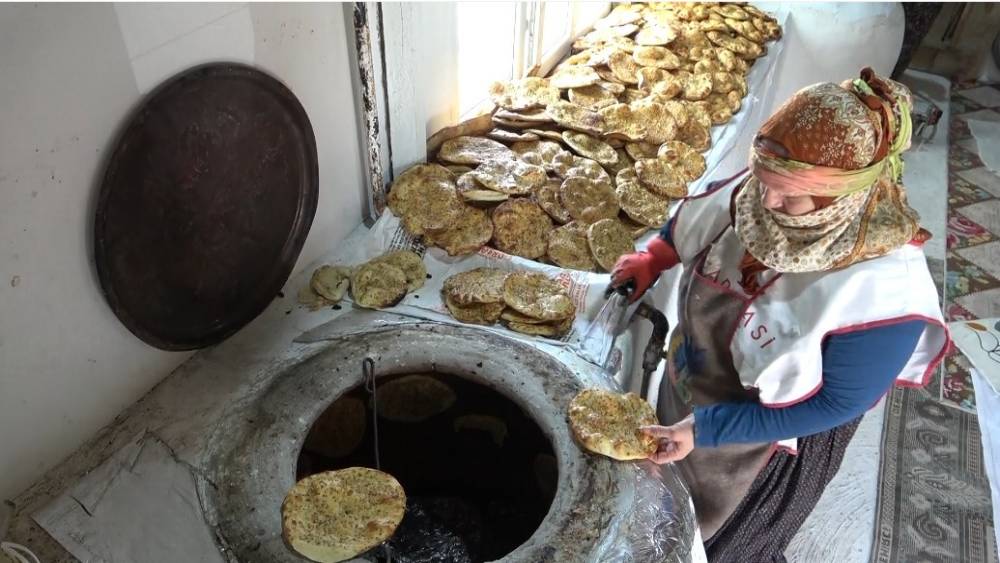 3 &ccedil;ocuk annesi kadın &uuml;rettiği ekmeklerle aile b&uuml;t&ccedil;esine katkı sağlıyor
