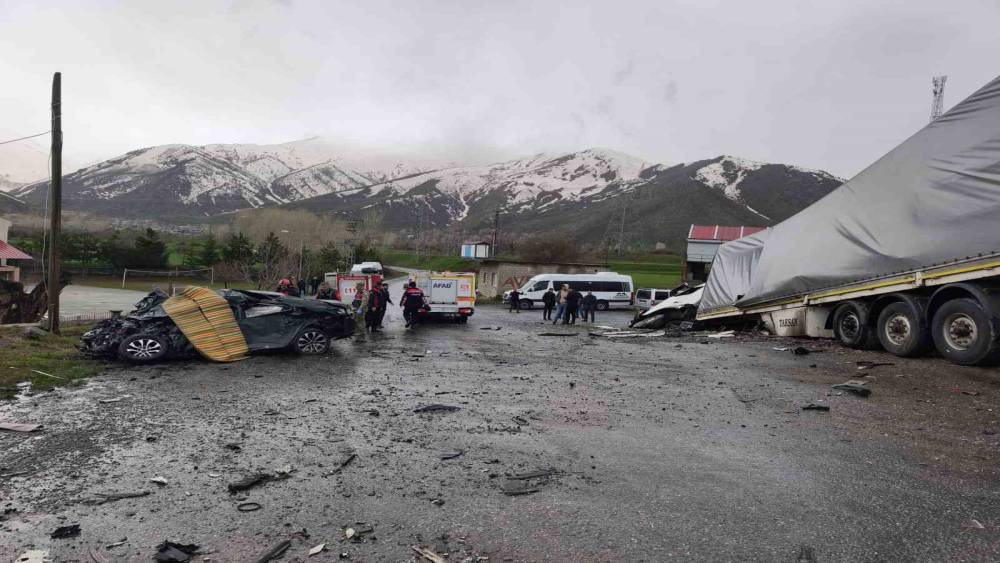 Tatvan&rsquo;da tırla otomobil &ccedil;arpıştı: 2 &ouml;l&uuml;, 1 yaralı
