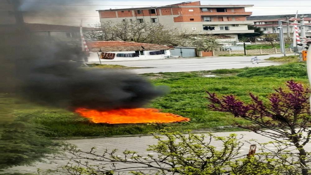 Boş arsada yakılan koltuklar paniğe yol a&ccedil;tı
