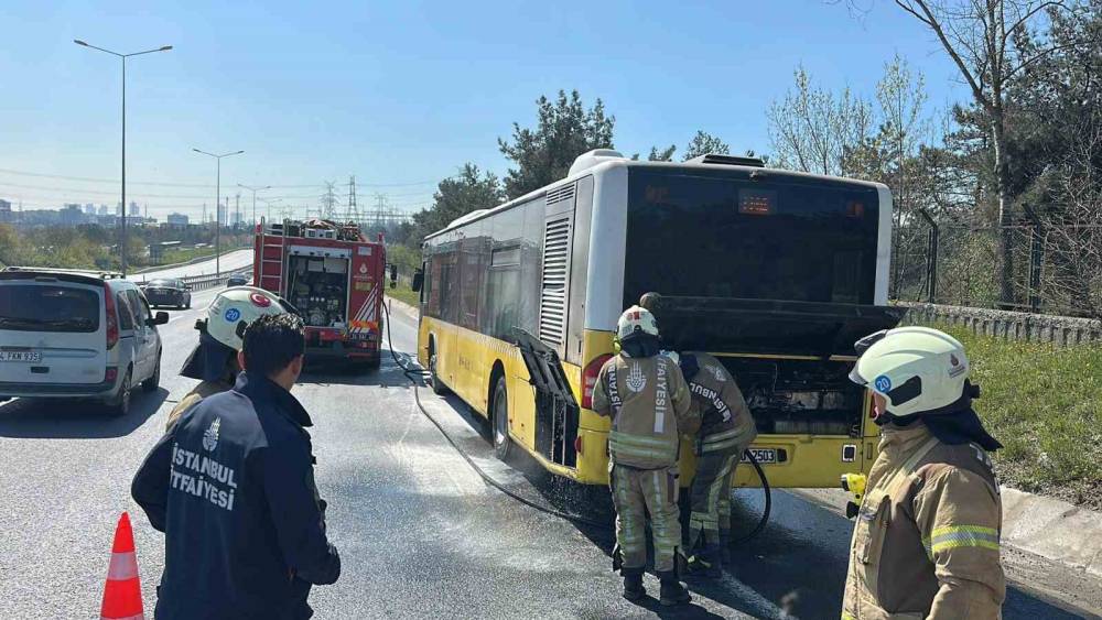 Ey&uuml;psultan&rsquo;da İETT otob&uuml;s&uuml;nde korkutan yangın
