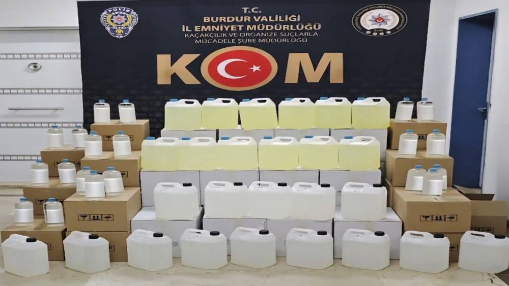 Burdur&rsquo;da ruhsatsız silah ve ka&ccedil;ak alkol operasyonu
