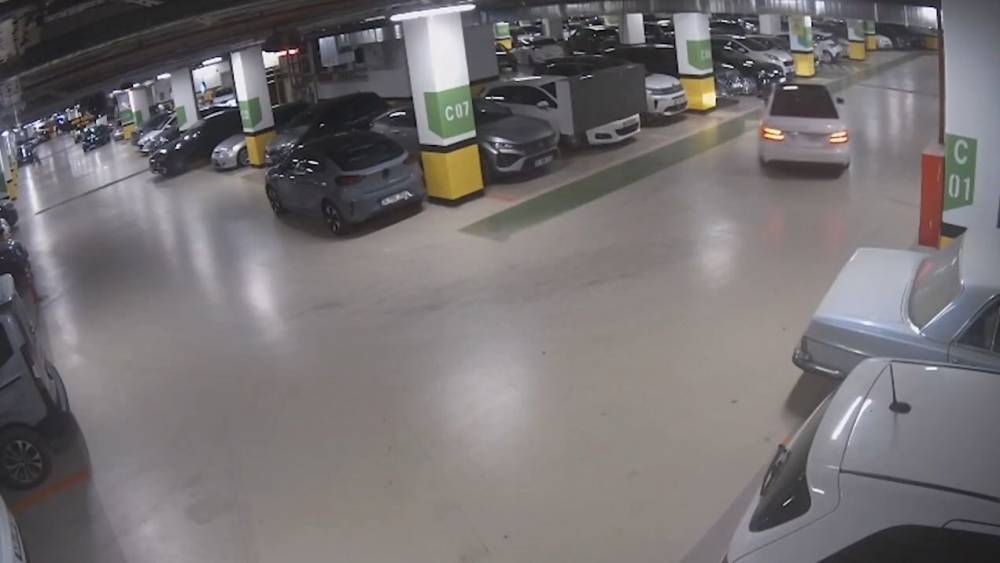 AVM otoparkında drift yapan 5 s&uuml;r&uuml;c&uuml;ye 700 bin lira ceza, aynı su&ccedil;u işleyen s&uuml;r&uuml;c&uuml; ehliyetinden oldu
