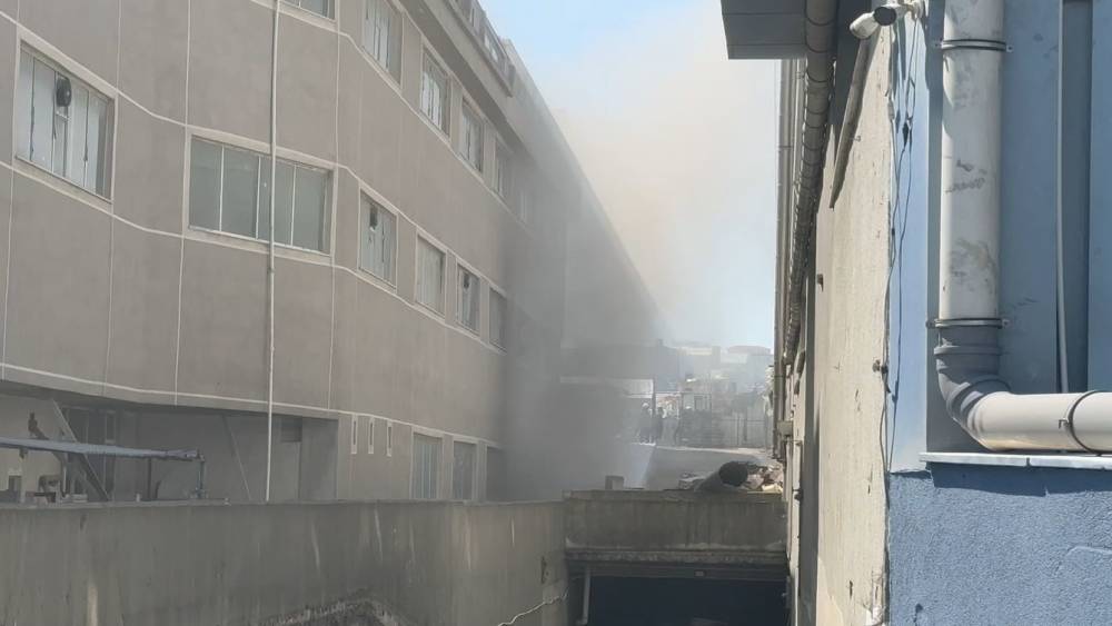 Esenyurt&rsquo;ta korkutan yangın: Tekstil fabrikası alev alev yandı

