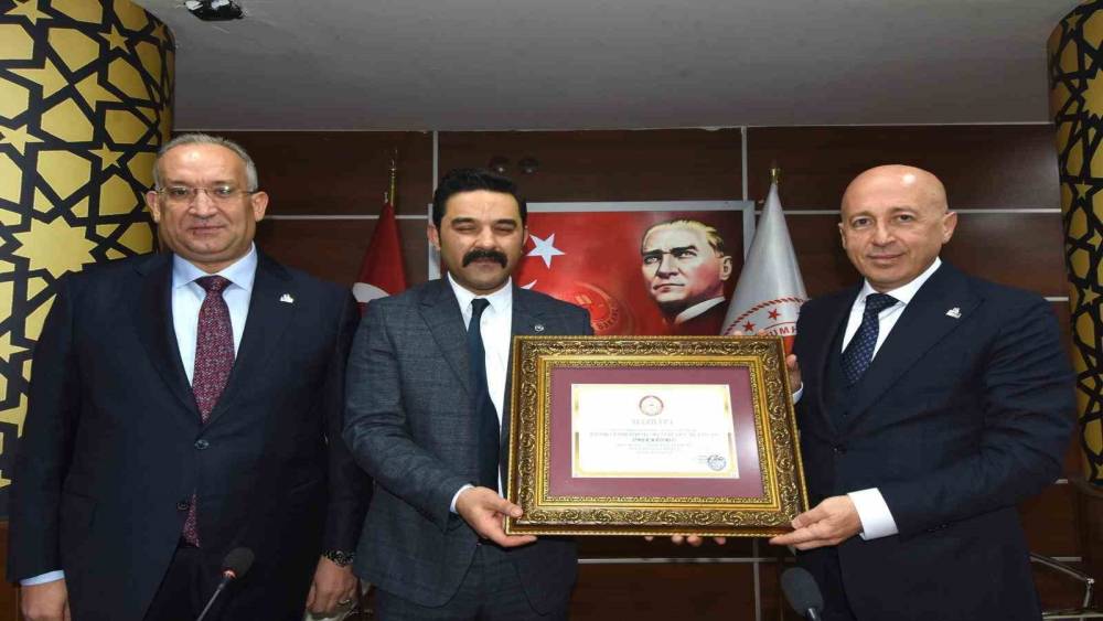 Doğu Anadolu İhracat&ccedil;ılar Birliği Başkanı &Ouml;mer Madırlı, mazbatasını aldı
