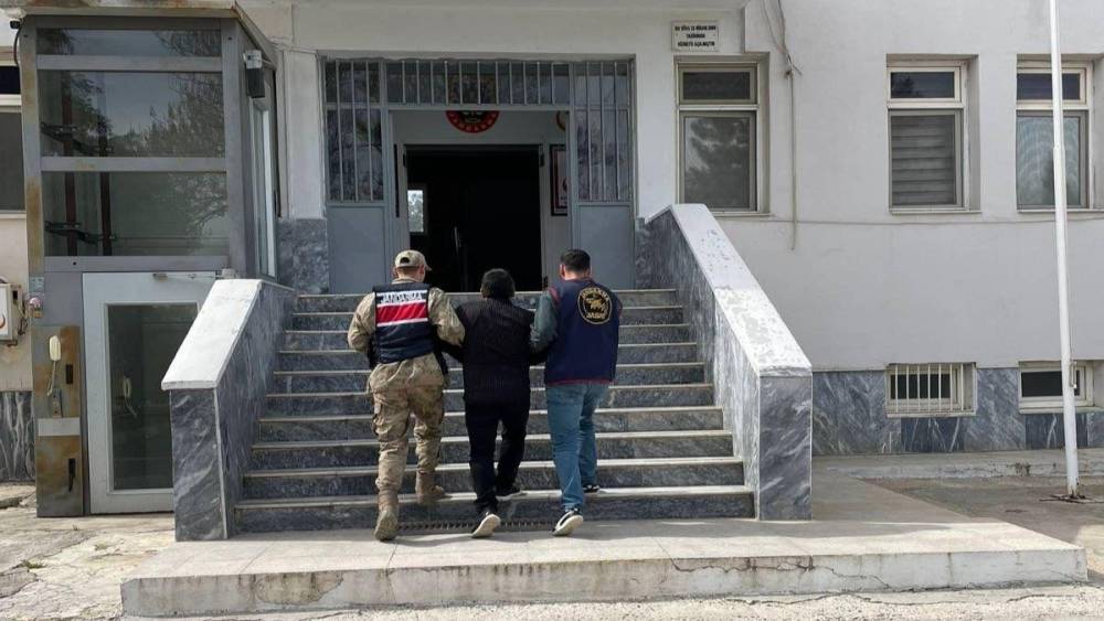 Birecik&rsquo;te g&ouml;&ccedil;men ka&ccedil;ak&ccedil;ısı yakalandı
