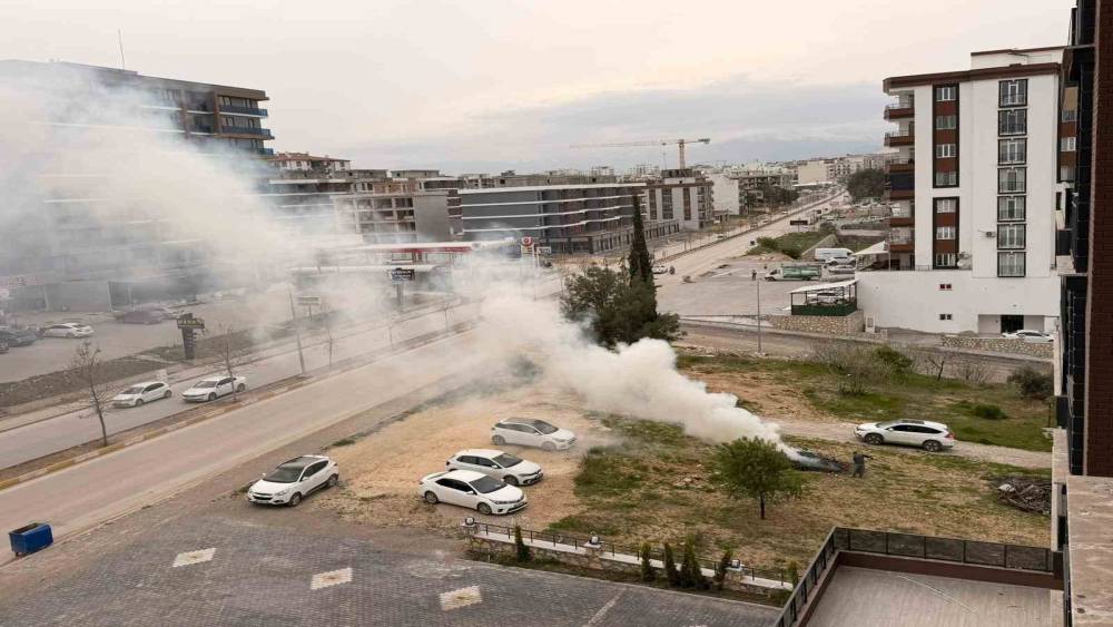 Vatandaşın yaktığı atık yangınını itfaiye ekipleri s&ouml;nd&uuml;rd&uuml;
