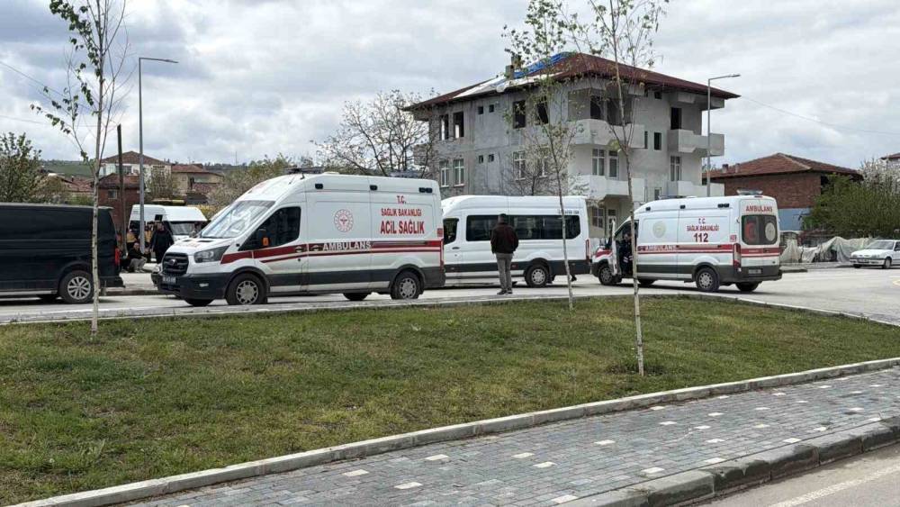 Erbaa&rsquo;da &ouml;ğrenci servisi ile otomobil &ccedil;arpıştı: 10 &ouml;ğrenci yaralandı
