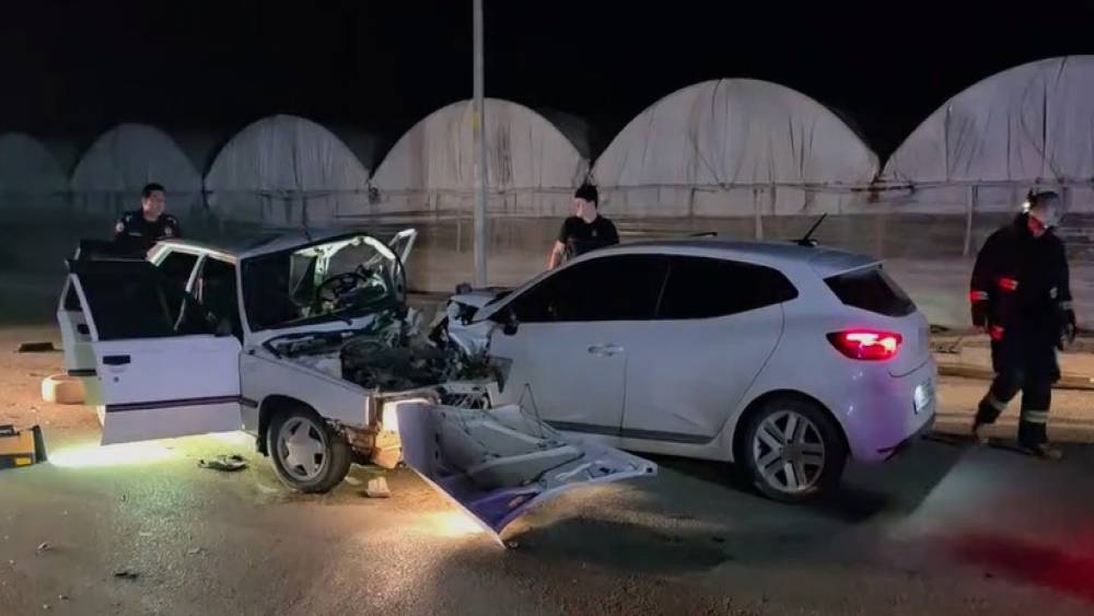 Antalya&rsquo;da iki otomobilin kafa kafaya &ccedil;arpıştığı kaza kamerada: 1 &ouml;l&uuml;
