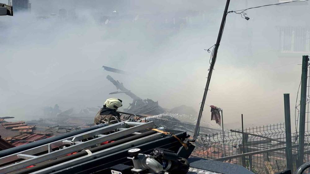 Sarıyer&rsquo;de alev alev yanan gecekondu kullanılamaz hale geldi
