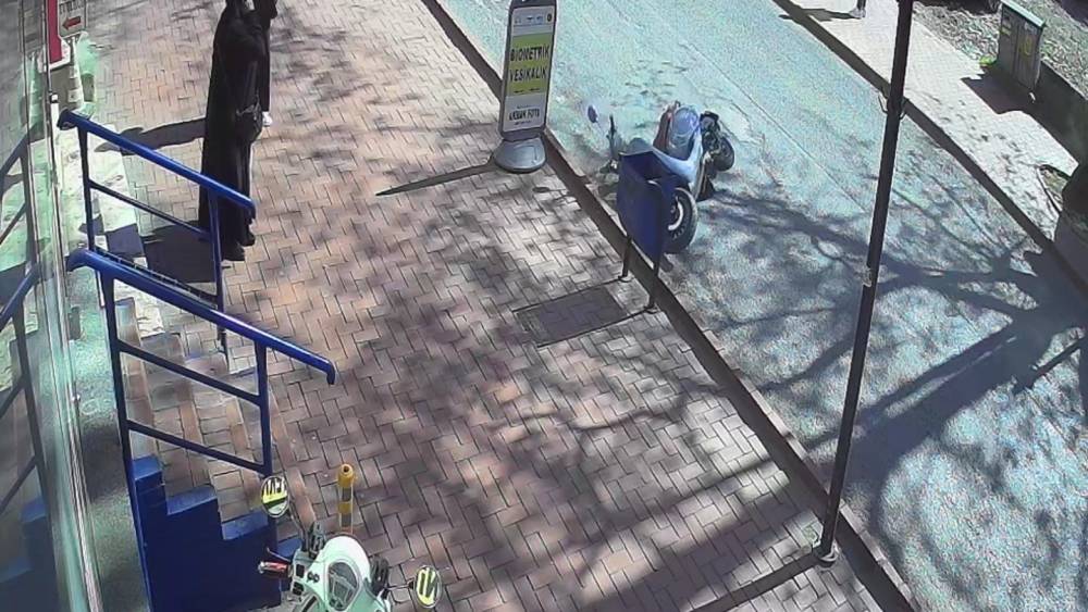 Motosikletli yayadan ka&ccedil;arken kaza yaptı
