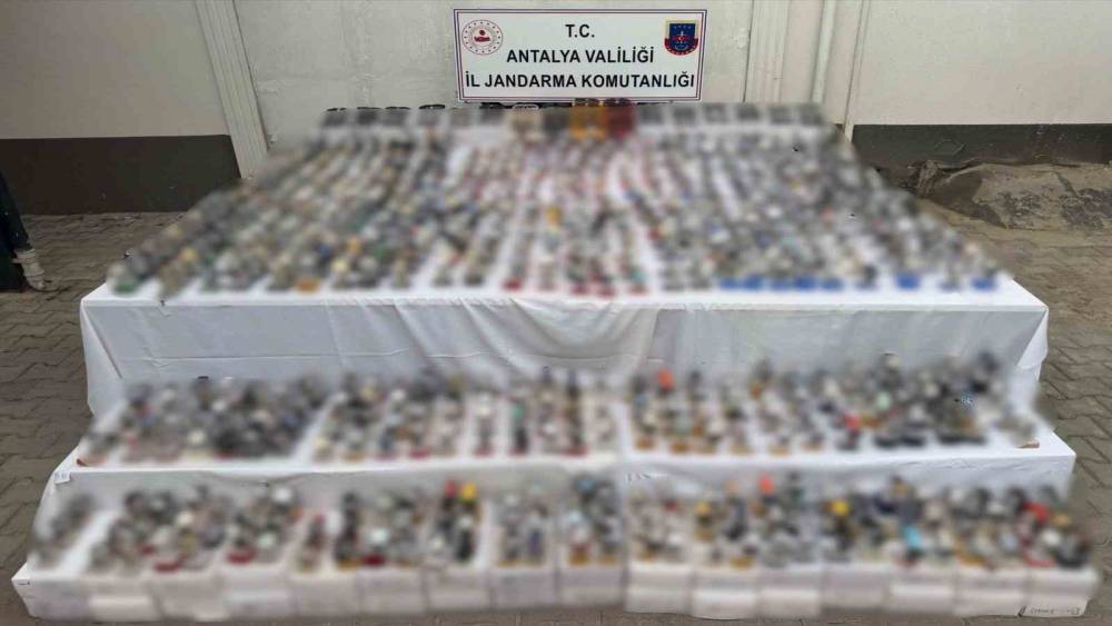 Antalya&rsquo;da piyasa değeri 15 milyon lira olan ka&ccedil;ak g&ouml;zl&uuml;k ve saatler ele ge&ccedil;irildi
