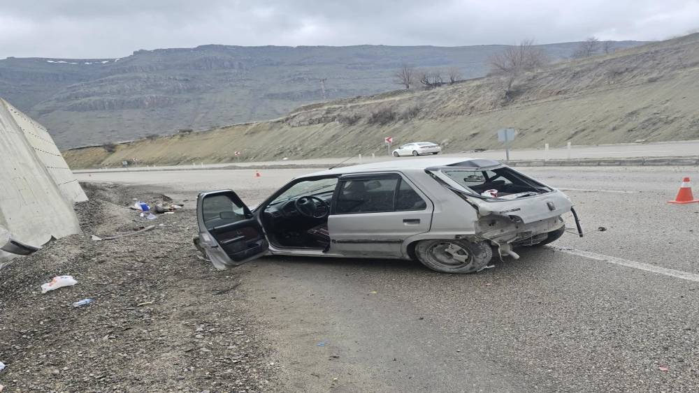 Kontrolden &ccedil;ıkan otomobil istinat duvarına &ccedil;arptı: 1 yaralı
