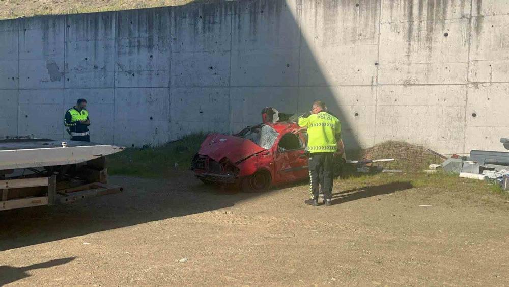 D&uuml;zce&rsquo;de virajı alamayan otomobil bah&ccedil;eye u&ccedil;tu: 1 yaralı
