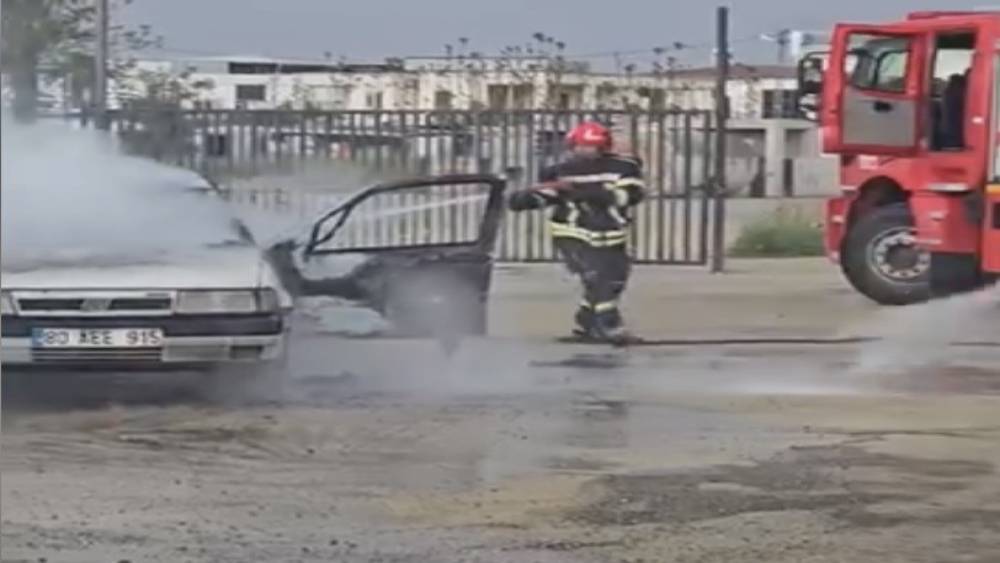 Osmaniye&rsquo;de park halindeki otomobil alev alev yandı
