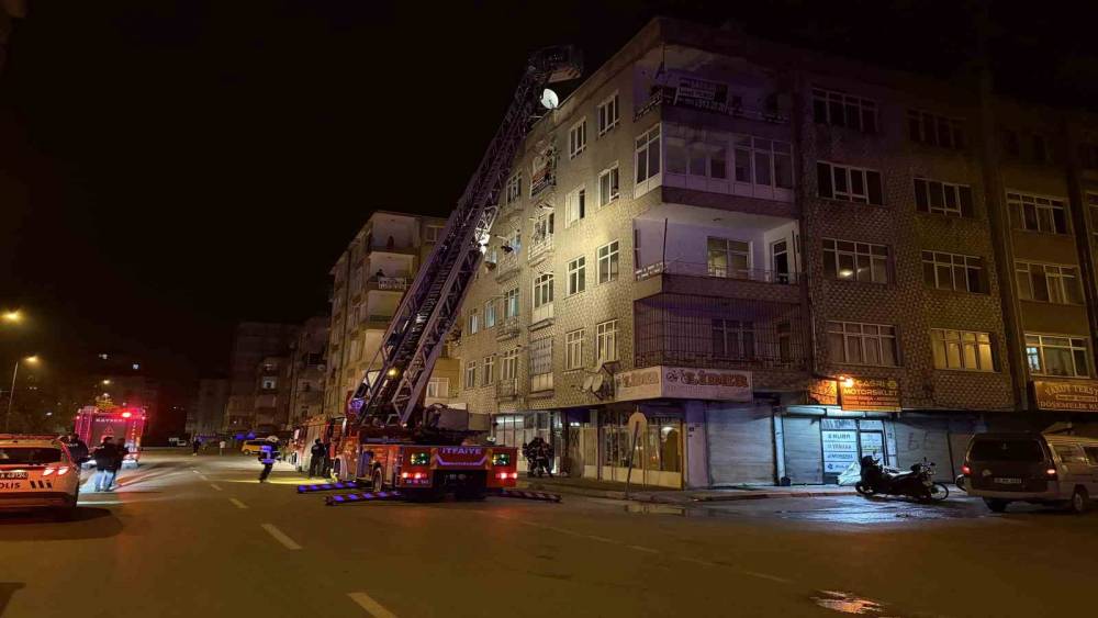 Bodrum katta &ccedil;ıkan yangın paniğe neden oldu
