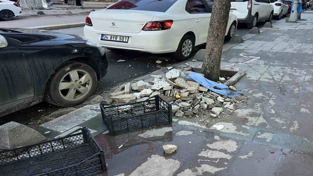 K&uuml;&ccedil;&uuml;k&ccedil;ekmece&rsquo;de binanın dış y&uuml;zeyinden d&uuml;şen par&ccedil;alar g&uuml;venlik kamerasında

