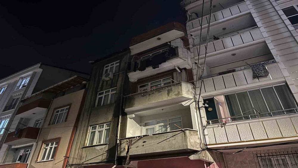 Esenyurt&rsquo;ta 3 katlı binanın &ccedil;atısı alev alev yandı

