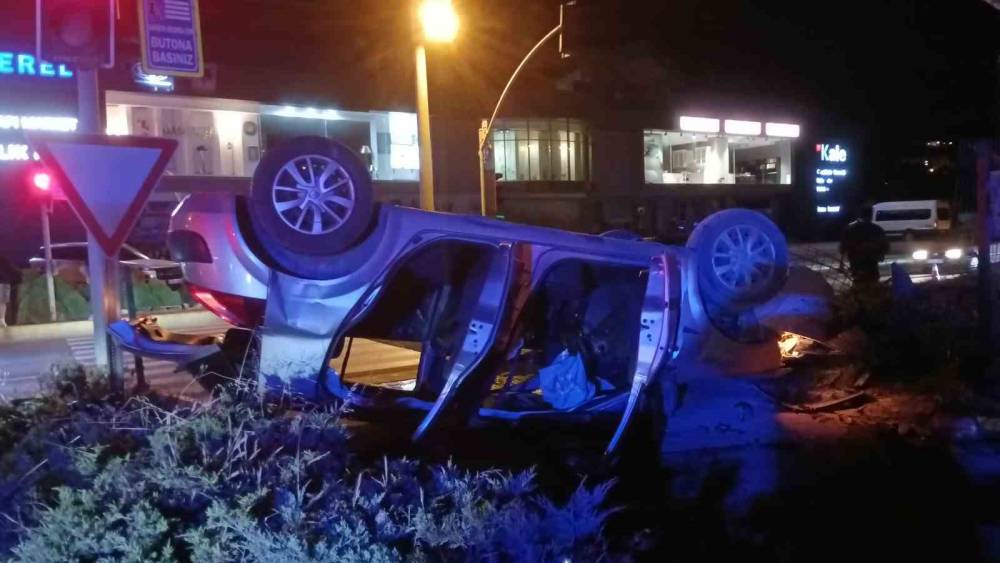 Motosiklet ile &ccedil;arpışan otomobil takla atarak ters d&ouml;nd&uuml;: 1&rsquo;i ağır 4 yaralı
