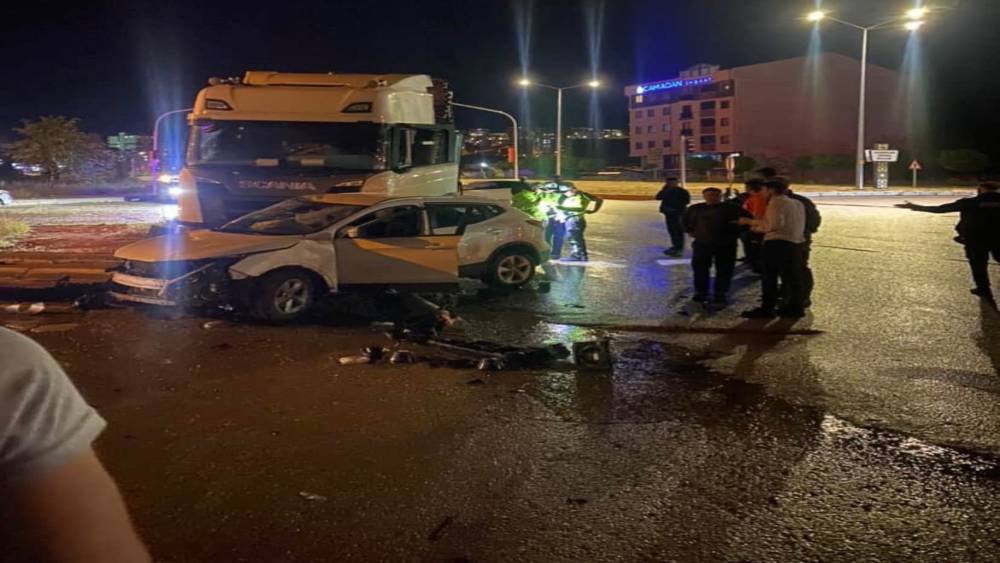 Bayburt&rsquo;ta tır cipe &ccedil;arptı: 1 yaralı
