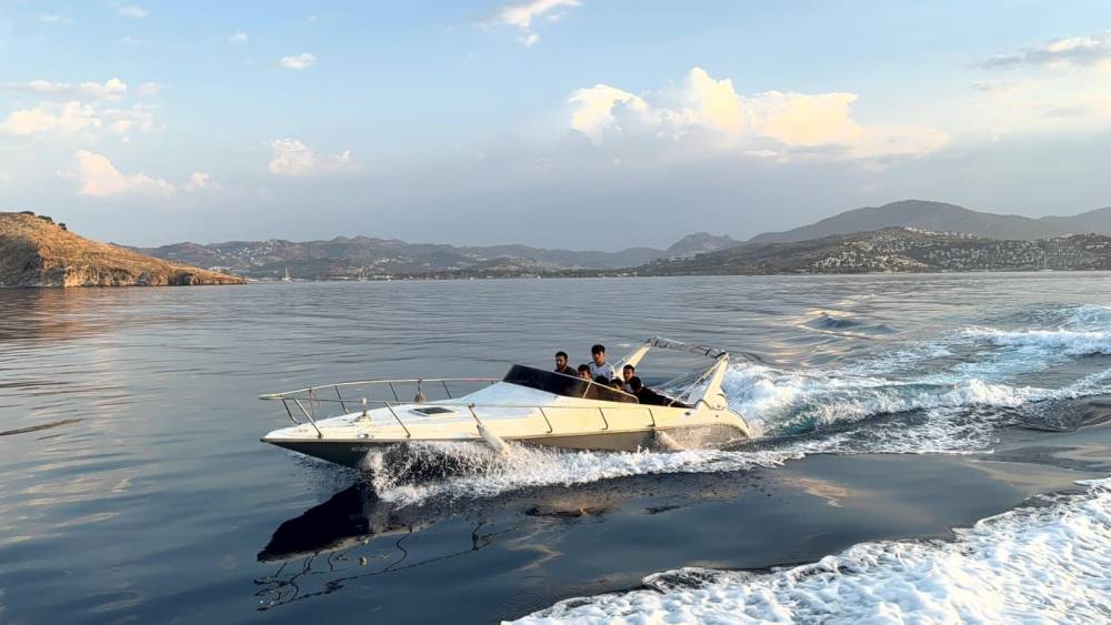 Bodrum a&ccedil;ıklarında 18 d&uuml;zensiz g&ouml;&ccedil;men yakalandı: 2 g&ouml;zaltı
