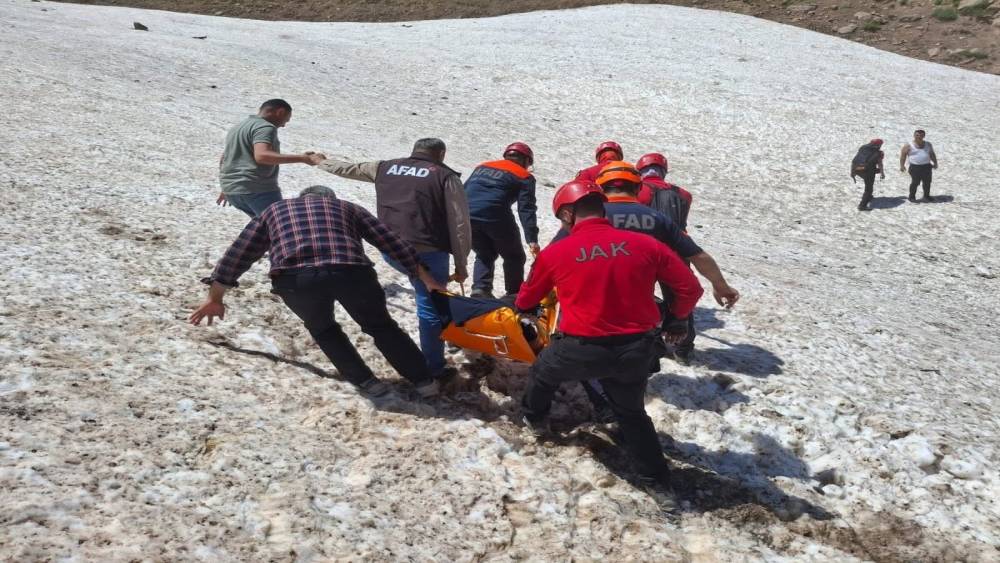 Helil Vadisi&rsquo;nde ayağı kırılan vatandaş askeri helikopterle kurtarıldı
